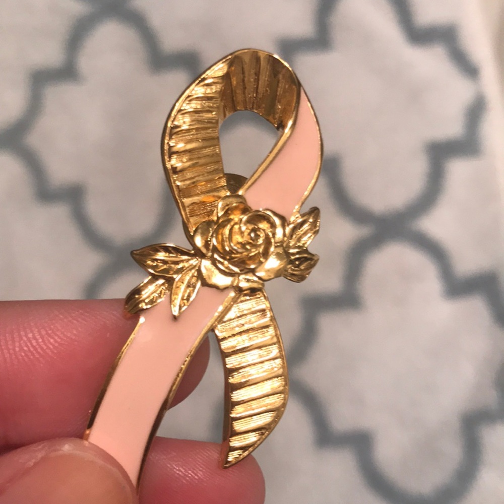 🌺 Avon Breast Cancer Ribbon Pin - Picture 2 of 4